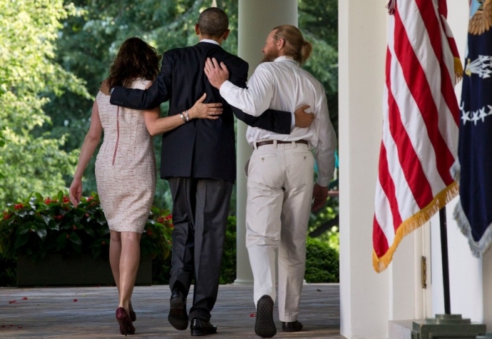 Ông Obama khoác tay cùng gia đình Trung sĩ Bowe Be