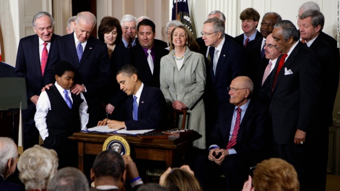 Ông Obama ký Đạo luật Chăm sóc Sức khỏe Hợp túi ti