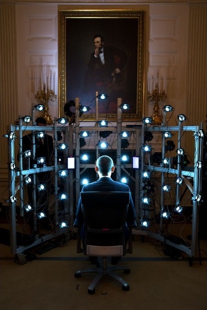 Ông Obama ngồi trước máy in 3D do Viện nghiên cứu 