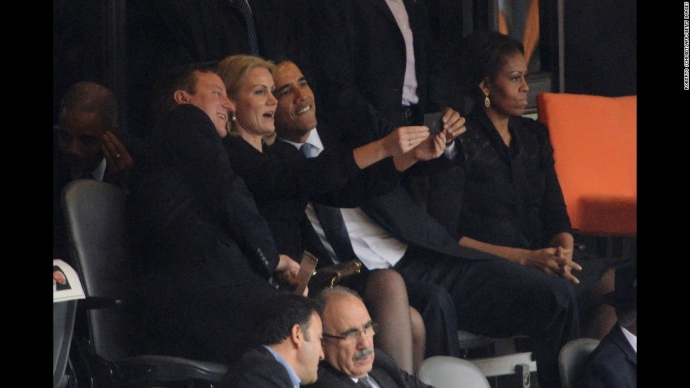 Ông Obama và Thủ tướng Mỹ David Cameron chụp ảnh t