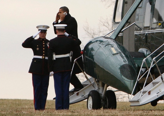 Ông Obama vừa bước xuống chiếc trực thăng Marine O