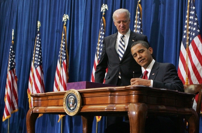 Phó Tổng thống Joe Biden chứng kiến ông Obama ký l