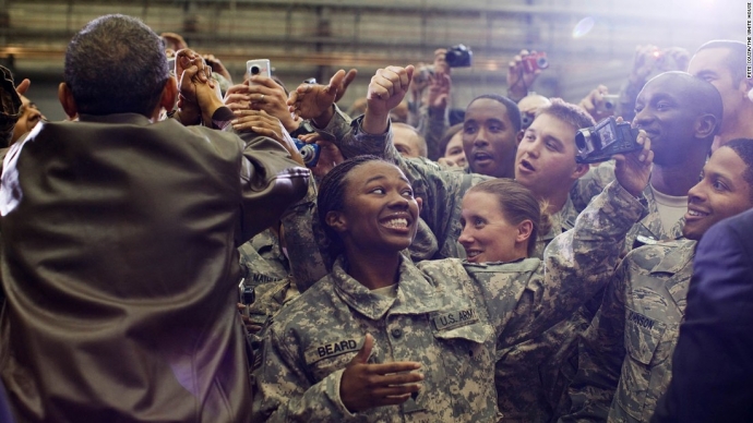 Tổng thống Barack Obama chào đón binh lính Mỹ sau 