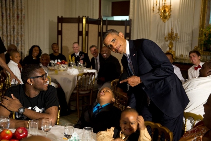 Tổng thống Obama chụp ảnh trêu đùa một cậu bé đang