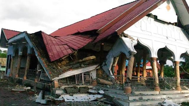 Hàng chục nhà dân bị phá hủy vì động đất 3