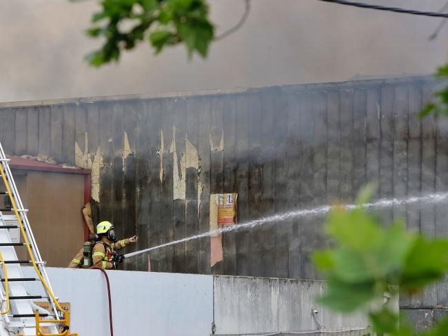 Hơn 70 lính cứu hỏa được huy động để dập tắt đám c