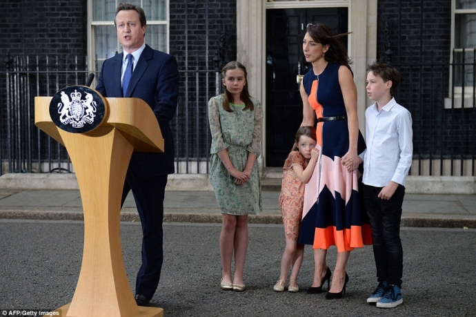 Khoảnh khắc Thủ tướng Anh David Cameron cù