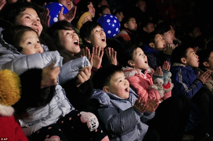 Trẻ em Triều Tiên háo hức xem pháo hoa vì