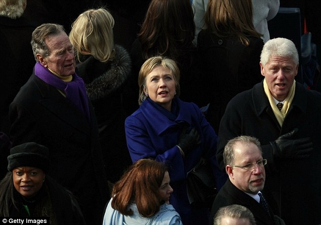 Cựu Tổng thống George W.Bush (trái), bà Hi