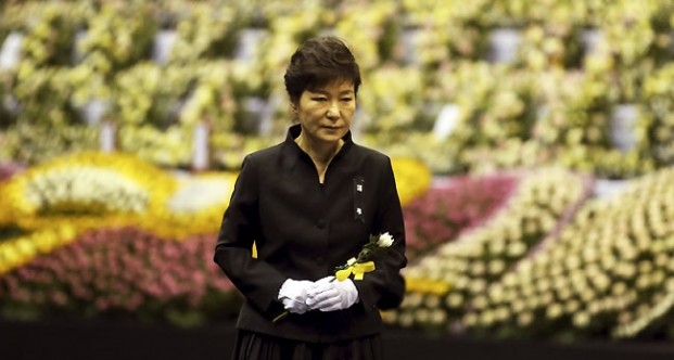 Bà Park Geun-hye tới viếng các nạn nhân trong vụ c