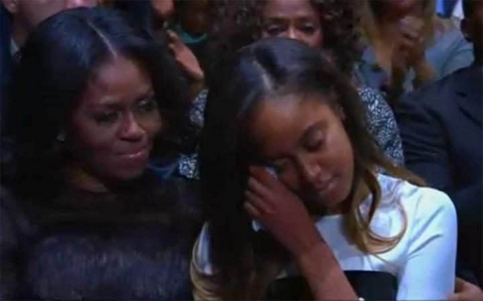 Phu nhân Michelle Obama an ủi con gái khi cô b