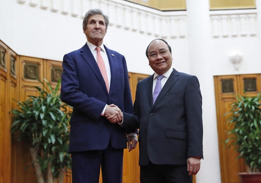 Ngoại trưởng Mỹ John Kerry bắt tay với Th