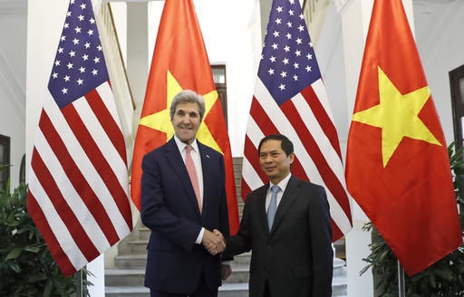 Ngoại trưởng Mỹ John Kerry chụp ảnh cùng T