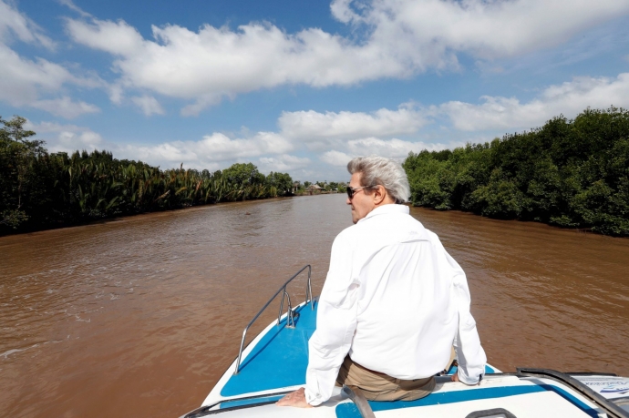 Ngoại trưởng John Kerry đi thuyền trên sôn