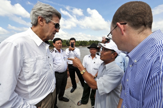 Ông John Kerry nói chuyện với vị cựu chie