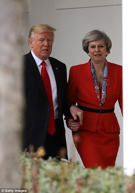 Ông Donald Trump nắm tay bà Theresa May khi ha