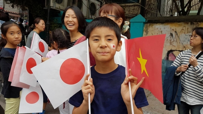 Người dân chào mừng sự kiện Nhật hoàng tới Hà Nội 