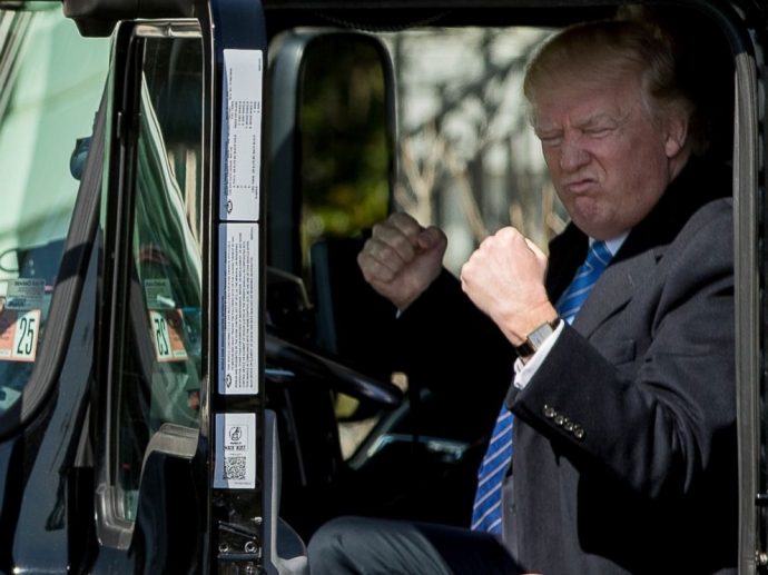 Ông Donald Trump thử làm tài xế xe tải