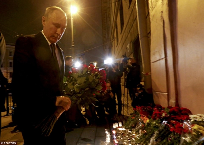 Tổng thống Nga Vladimir Putin đặt vòng hoa 