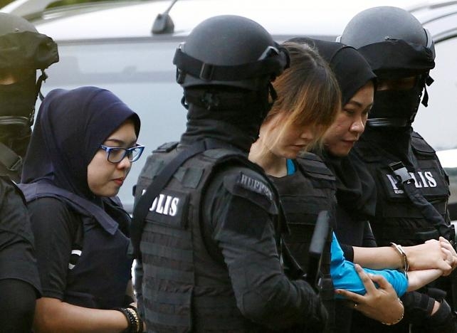 Đoàn Thị Hương mặc áo chống đạn và bị cảnh sát áp 