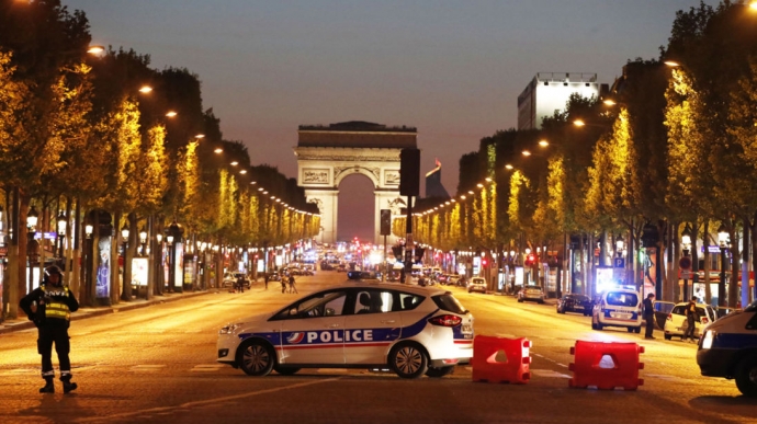 Vụ khủng bố tại đại lộ Champs Elysees khiến 1 cảnh