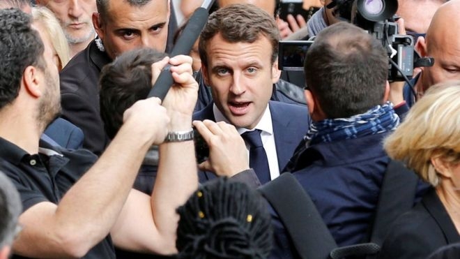 Ứng viên Emmanuel Macron dẫn đầu 