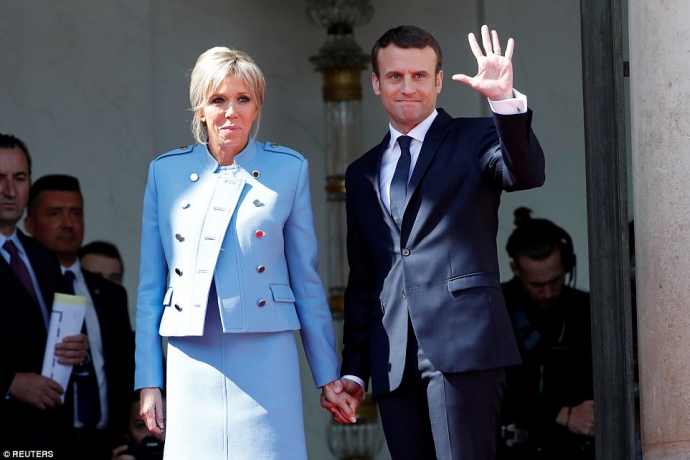 Tân Tổng thống Emmanuel Macron tay trong tay 