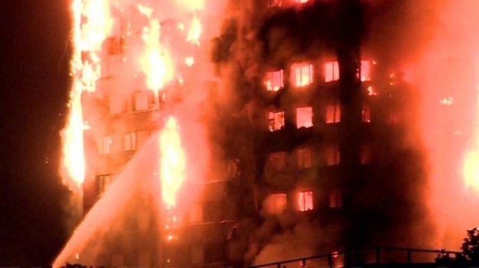 Tòa nhà 24 tầng chìm trong biển lửa