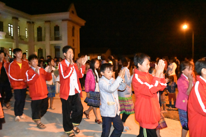 Các em học sinh hứng thú tham gia rước đè