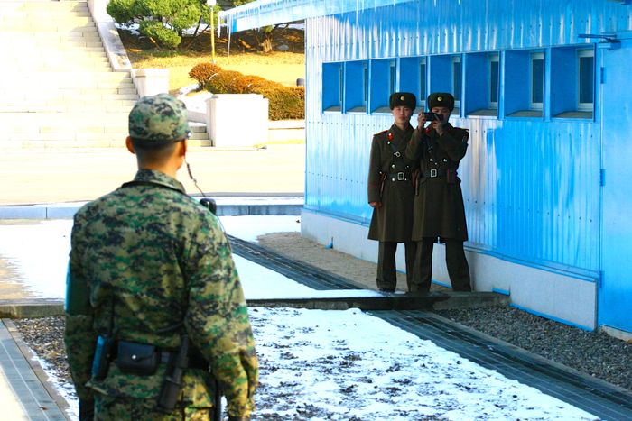 khu phi quân sự (DMZ) ngăn cách biên giới giữa hai