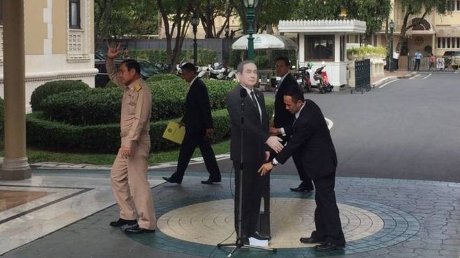 Thủ tướng Thái để lại hình nộm