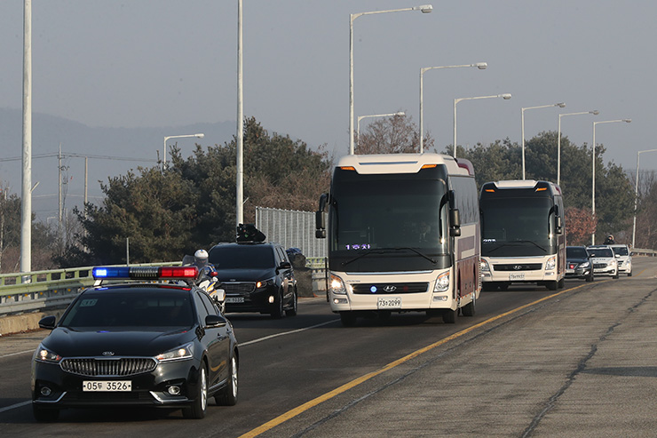 Đoàn xe bus chở đội tiền trạm của Triều