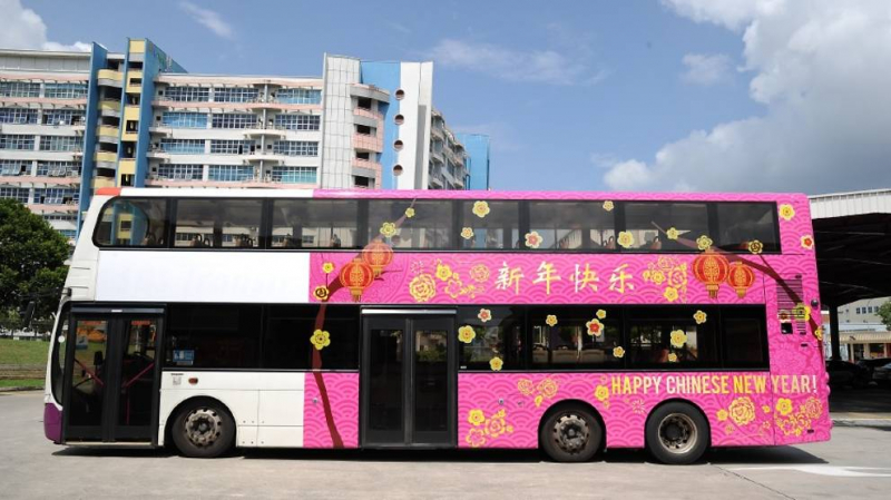 Xe bus nổi bật với hình trang trí hoa mai 