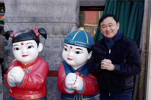 Ông Thaksin chụp ảnh cùng 2 bức tượng tre