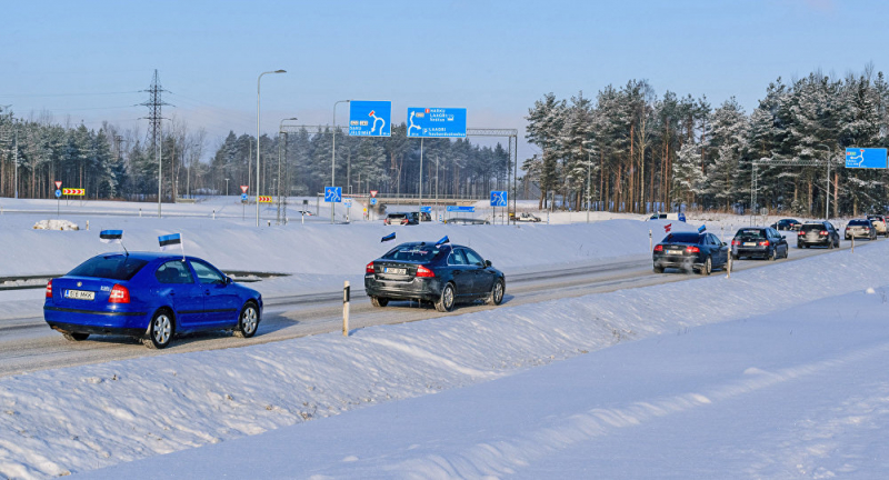 Hàng trăm xe ô tô nối đuôi nhau sang Latvia