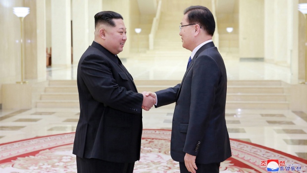 Chủ tịch Triều Tiên Kim Jong-un bắt tay với Giám đ