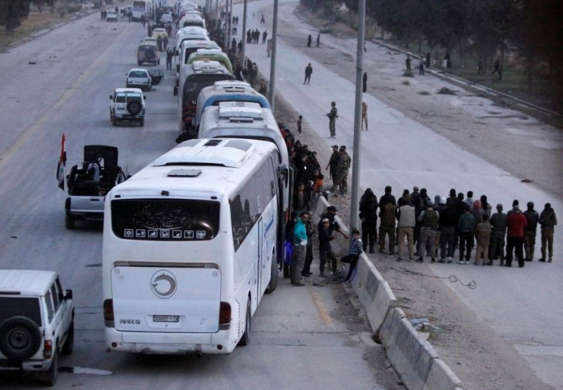 Lính lực lượng nổi dậy lên xe bus rút khỏi Harasta