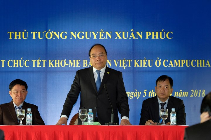 Thủ tướng Chính phủ Nguyễn Xuân Phúc gặp gỡ và tặn