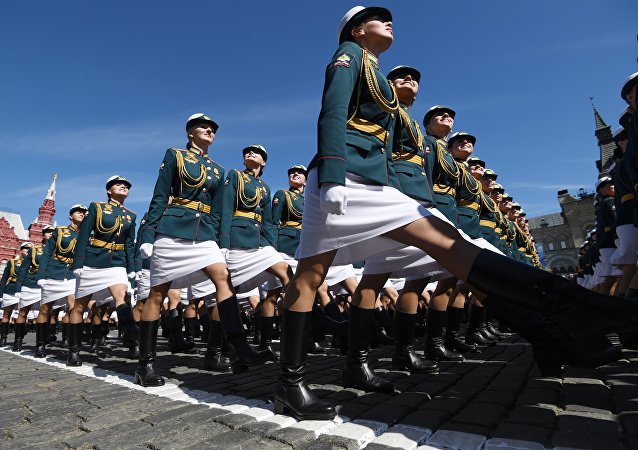 Nữ binh sĩ Nga duyệt binh qua lễ đài