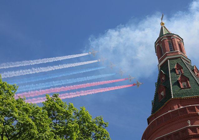 6 chiếc Su dệt màu cờ Nga trên nền trời Moscow