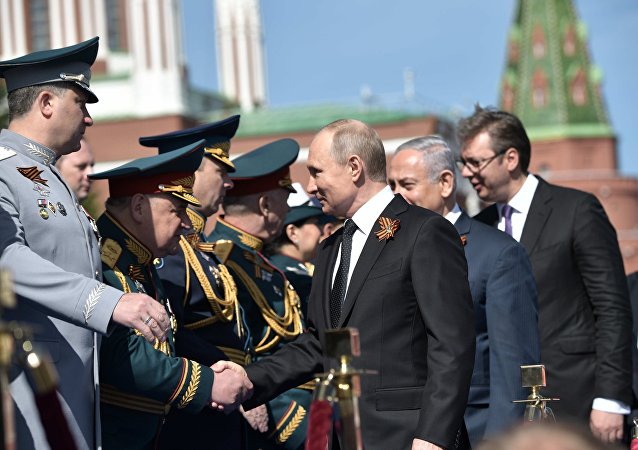 Kết thúc diễu binh, Tổng thống Nga bắt tay các Tư 