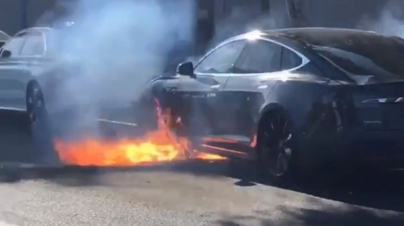 Hình ảnh trích từ video cho thấy chiếc Tesla bốc c