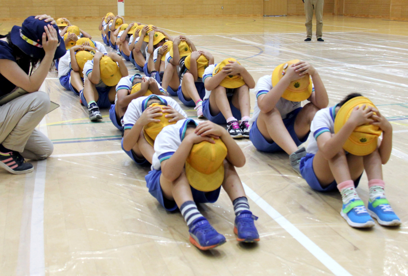 Học sinh tại một trường tiểu học tập rượt đề phòng