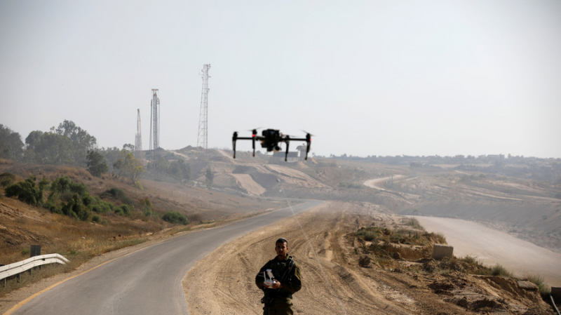 Binh lính IDF điều khiển một máy bay không người l