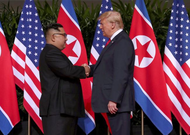 Tổng thống Mỹ Donald Trump bắt tay Chủ tịch Triều 