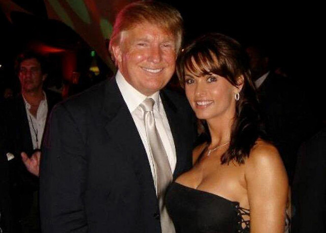 Ông Trump và Karen McDougal trong bức hình được nữ