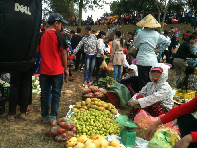 Cà chua, táo sẽ là vũ khí cho các thanh niên ném n