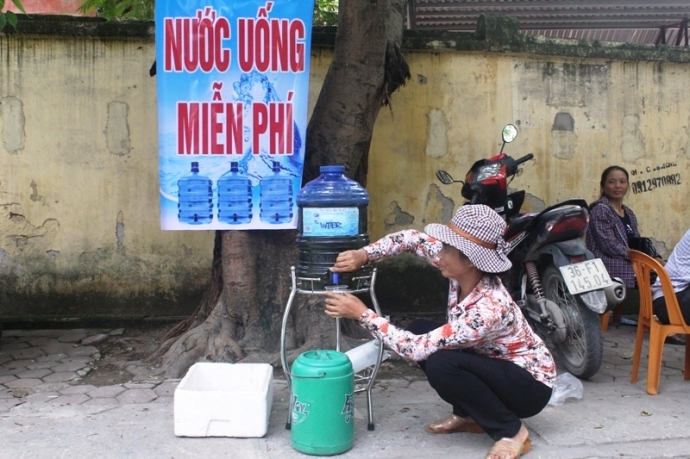 Cơm- nước- uống- miễn- phí- đến- với- sỹ- tử.jpg4