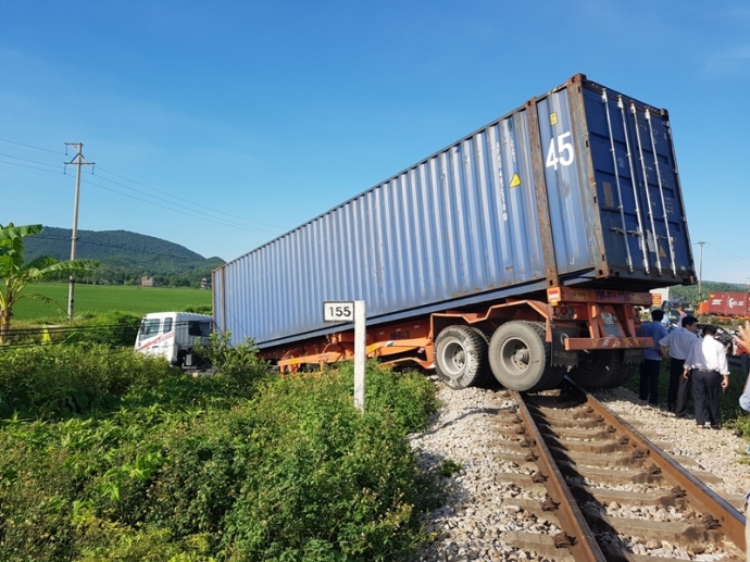 Container -ngủ-trên- đường- ray- tàu -hỏa -chờ- hà