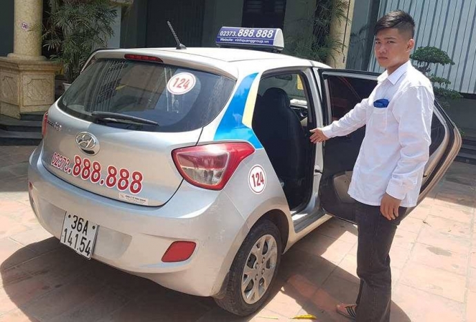 Tài- xế- xe- taxi- bung- cửa- chở- người- đi- cấp-